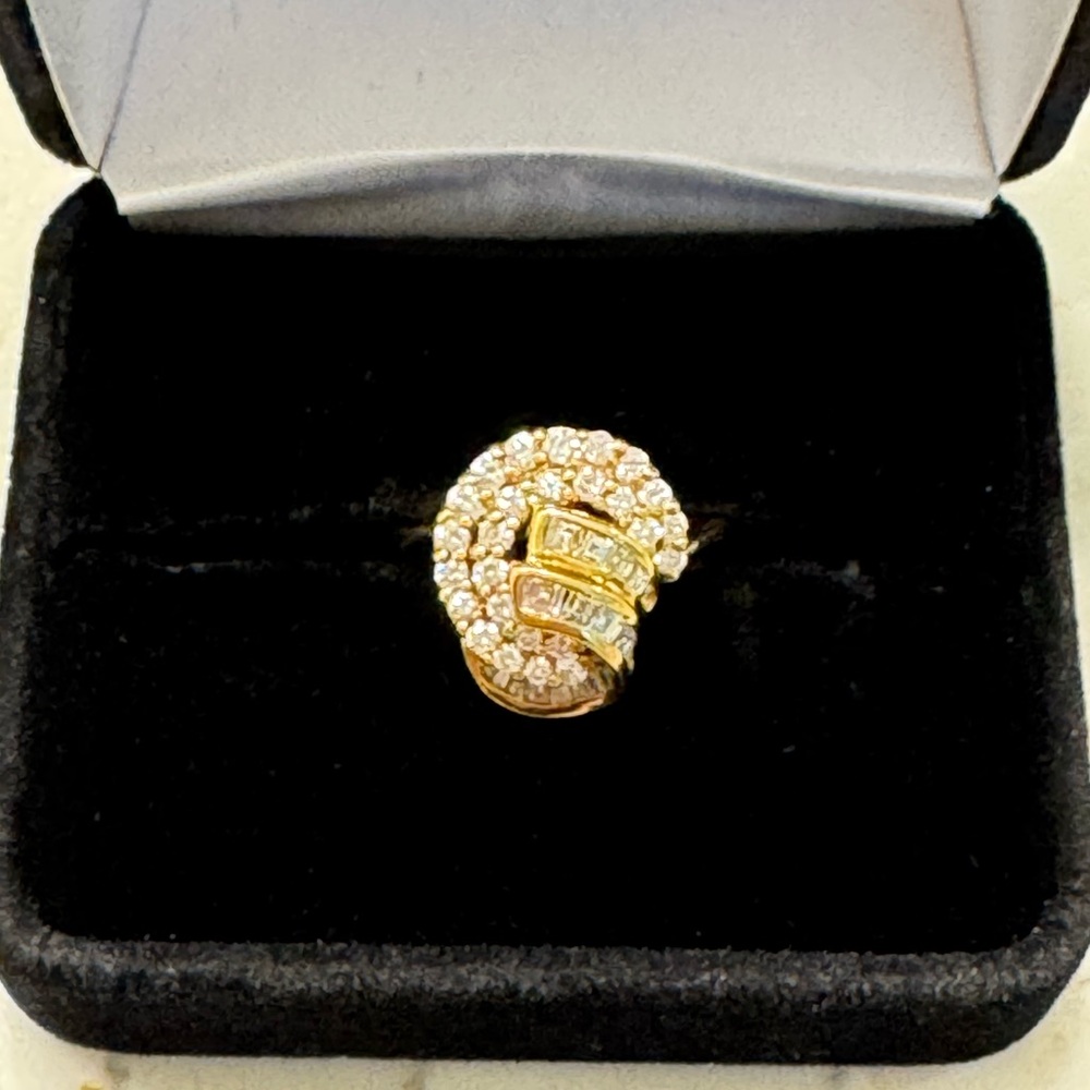 Beautiful Gold and Diamond Women's Ring!